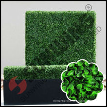 Custom artificial hedge with planter